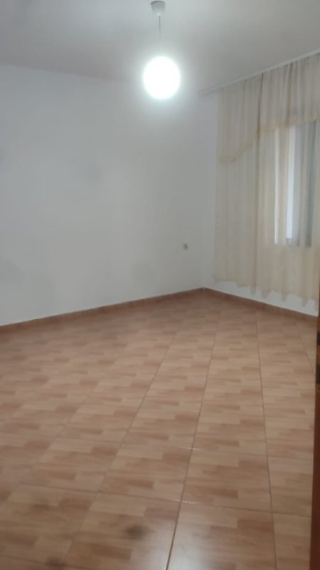 Tirane, jepet me qera shtepi 2+1+Ballkon Kati 1, 90 m² 300 € (Don Bosko , te restorant gjeli)