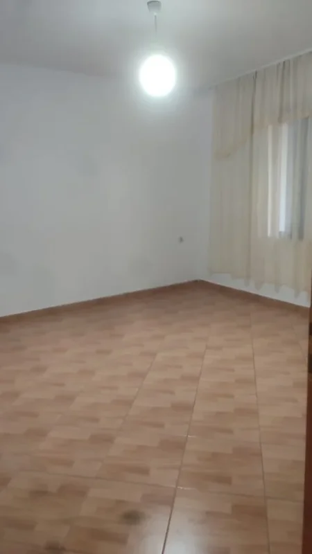 Tirane, jepet me qera shtepi 2+1+Ballkon Kati 1, 90 m² 300 € (Don Bosko , te restorant gjeli)