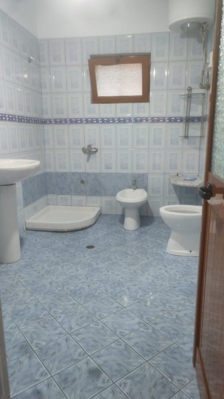Tirane, jepet me qera shtepi 2+1+Ballkon Kati 1, 90 m² 300 € (Don Bosko , te restorant gjeli)