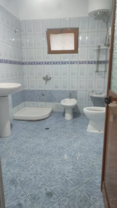 Tirane, jepet me qera shtepi 2+1+Ballkon Kati 1, 90 m² 300 € (Don Bosko , te restorant gjeli)