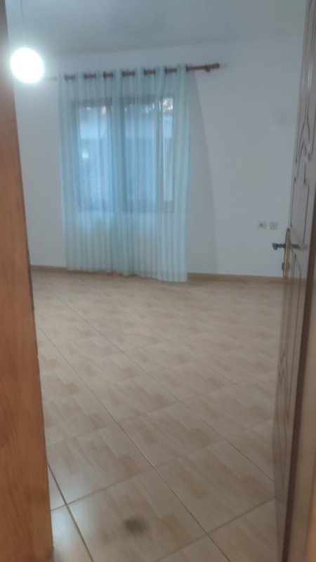 Tirane, jepet me qera shtepi 2+1+Ballkon Kati 1, 90 m² 300 € (Don Bosko , te restorant gjeli)