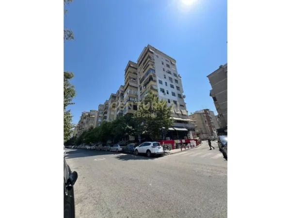 Tirane, jepet me qera ambjent biznesi Kati 0, 174 m² 2.500 € (Shkolla e Baletit)