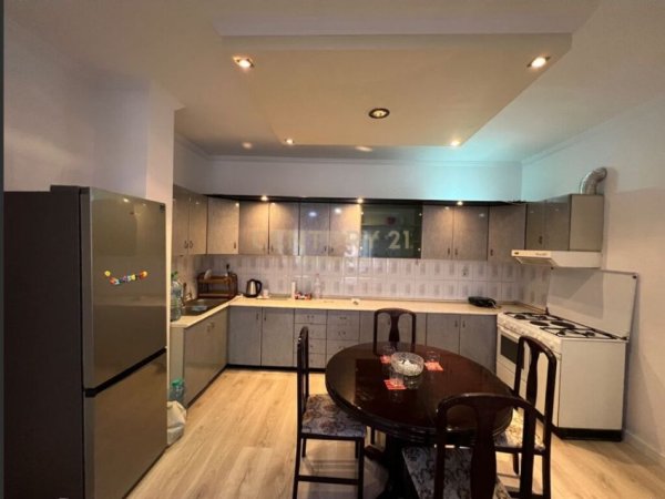 Tirane, jepet me qera apartament 2+1 Kati 2, 156 m² 600 € (gjimnazi cajupi)