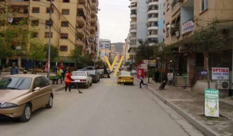 Tirane, shitet dyqan Kati 0, 55 m² 230.000 € (KOMUNA E PARISIT)