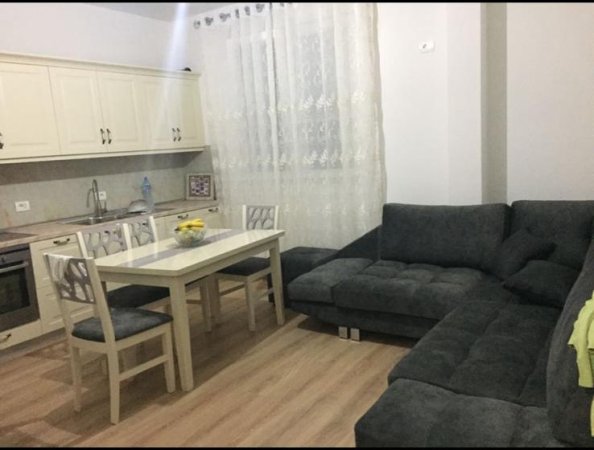 Tirane, jepet me qera Vile 3+1 Kati 1, 340 m² 700 € (Rruga Gramoz Pashko)