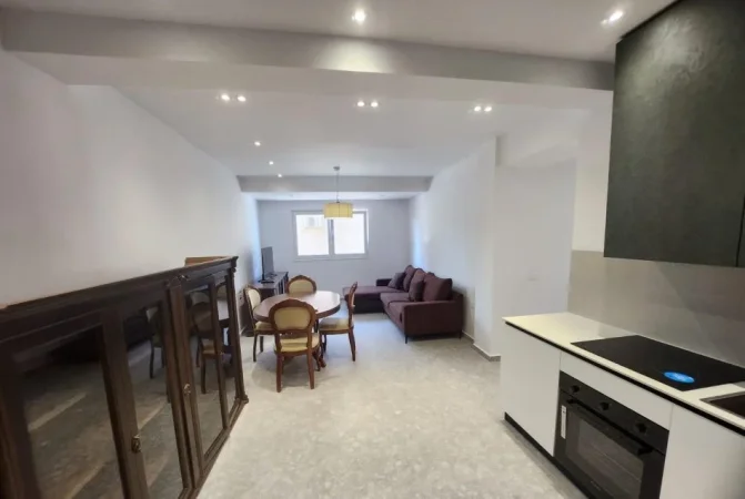 Tirane, jepet me qera zyre Kati 3, 75 m² 1.000 € (Blloku)
