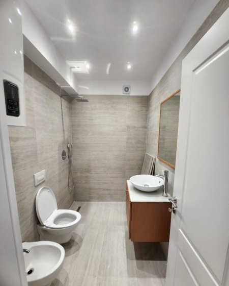 Tirane, jepet me qera zyre Kati 3, 75 m² 1.000 € (Blloku)