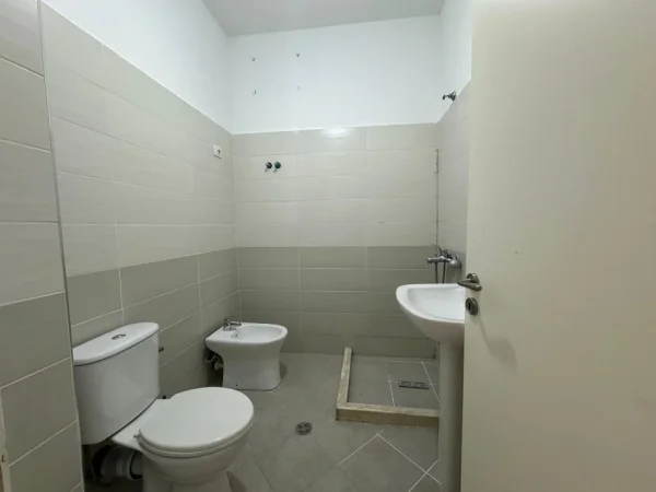 Tirane, shitet apartament 2+1 Kati 2, 101 m² 125.000 € (FRESK)
