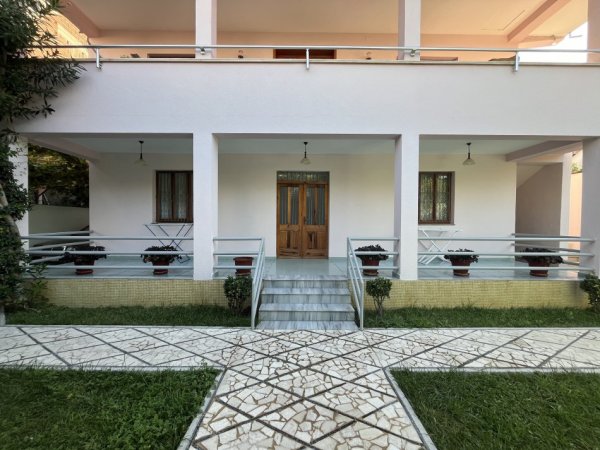 Tirane, jepet me qera shtepi 2+1+Ballkon Kati 1, 110 m² 500 € (Kristina Koljaka, 150m larg spitalit Amerikan 2, Tirane)