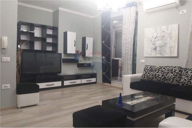 Tirane, jepet me qera apartament 2+1+BLK Kati 10, 135 m² 600 Euro (prane Ring Center)