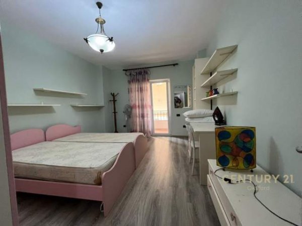 Tirane, jepet me qera apartament 2+1 Kati 5, 164 m² 600 Euro (Komuna e Parisit)