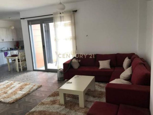 Tirane, jepet me qera apartament 2+1 Kati 5, 650 Euro