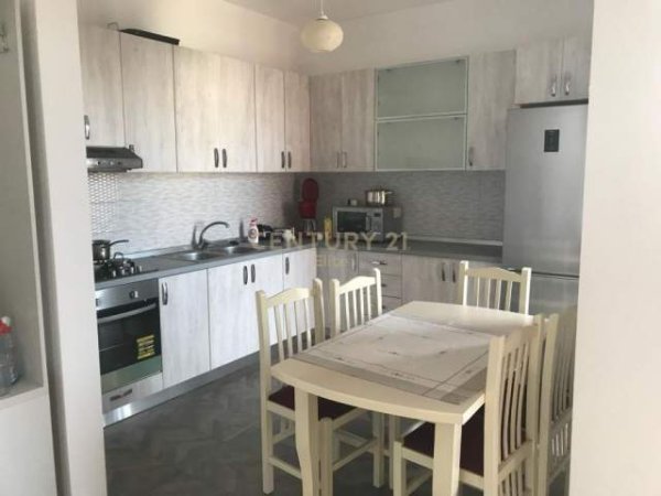 Tirane, jepet me qera apartament 2+1 Kati 5, 650 Euro
