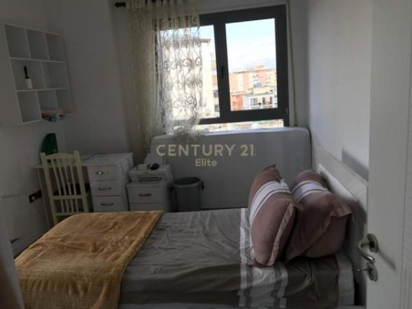 Tirane, jepet me qera apartament 2+1 Kati 5, 650 Euro