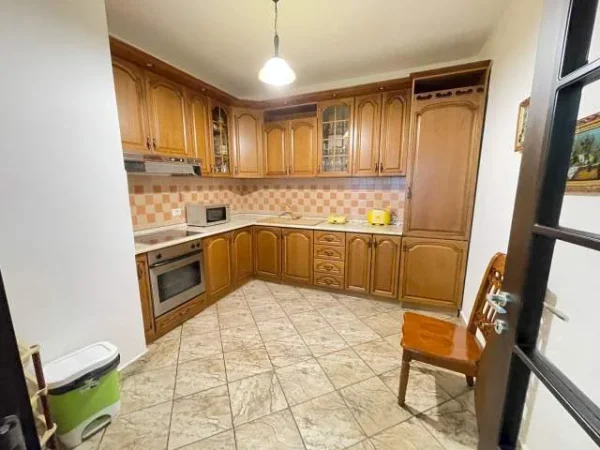 Shqiperi, jepet me qera apartament 3+1 Kati 6, 140 m² 700 Euro (Rruga e Barrikadave)