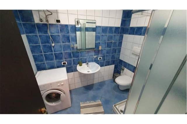Tirane, jepet me qera apartament 3+1 140 m² 1.100 Euro (LIBRI UNIVERSITARE)