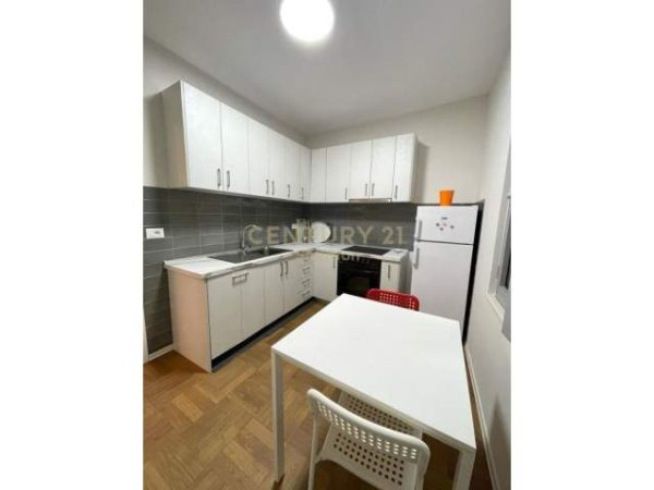 Tirane, jepet me qera apartament 2+1 Kati 3, 100 m² 500 Euro (Kristal Center)