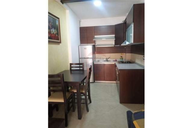 Tirane, jepet me qera apartament 2+1 Kati 1, 85 m² 400 Euro (tefta tashko pazari ri)