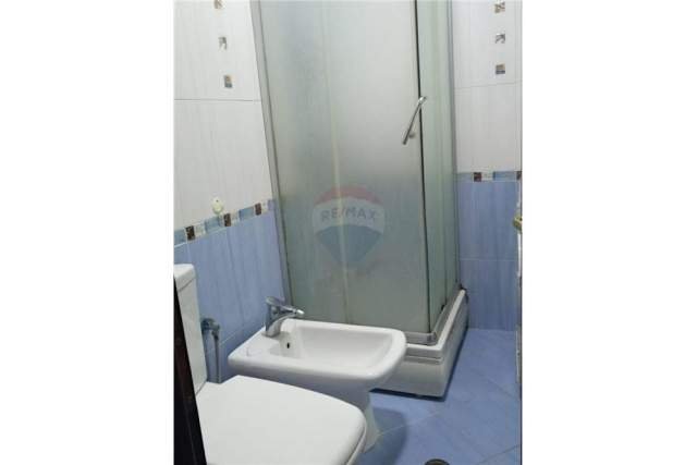 Tirane, jepet me qera apartament 2+1 Kati 1, 85 m² 400 Euro (tefta tashko pazari ri)