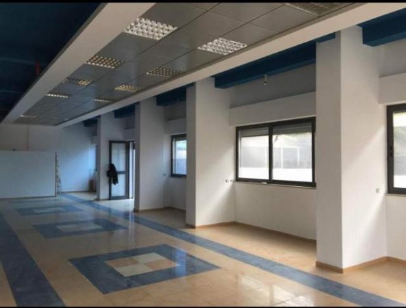 Tirane, jepet me qera dyqan 137 m² 65.000 Leke
