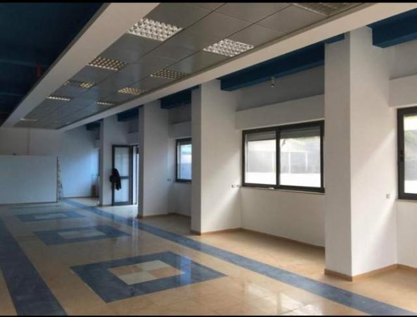 Tirane, jepet me qera dyqan 137 m² 70.000 Leke