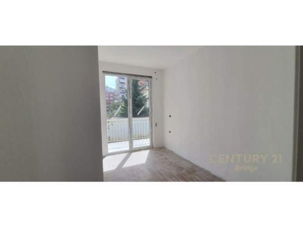 Tirane, shitet apartament 2+1+BLK Kati 2, 109 m² 200.000 Euro (Rruga Barrikadave)