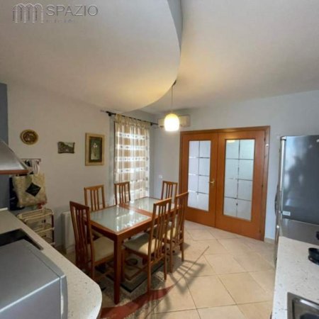 Tirane, jepet me qera apartament 2+1+BLK Kati 4, 140 m² 1.000 Euro (Rruga ''Faik Konica'')