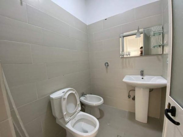 Tirane, jepet me qera ambjent biznesi Kati 0, 45 m² 450 Euro (Vasil Shanto)
