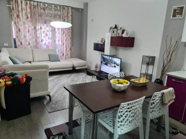 Shitet Apartament 1+1 tek Liqeni Thate,Rruga Peti .95.000 Euro