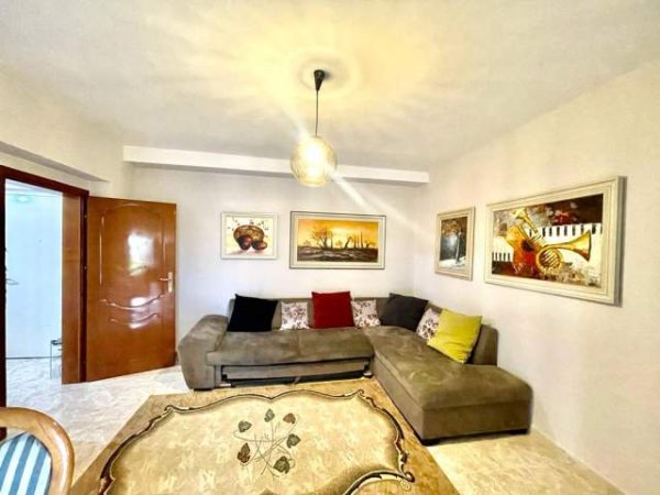 Apartament 2+1+2tualete me qira ne Qender Tirane