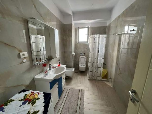 Korce, jepet me qera apartament 1+1+BLK Kati 7, 87 m² 250 Euro (Terminali i Autobuzave)