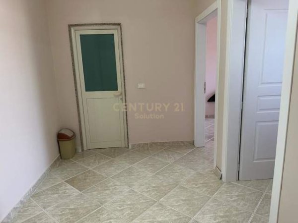 Tirane, jepet me qera apartament 2+1 Kati 5, 109 m² 270 Euro (Prane Ardeno)