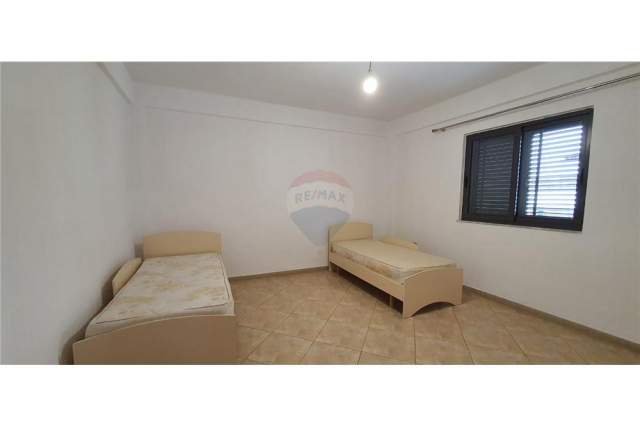 Tirane, jepet me qera apartament 2+1+A Kati 2, 150 m² 400 Euro (5 Maj)