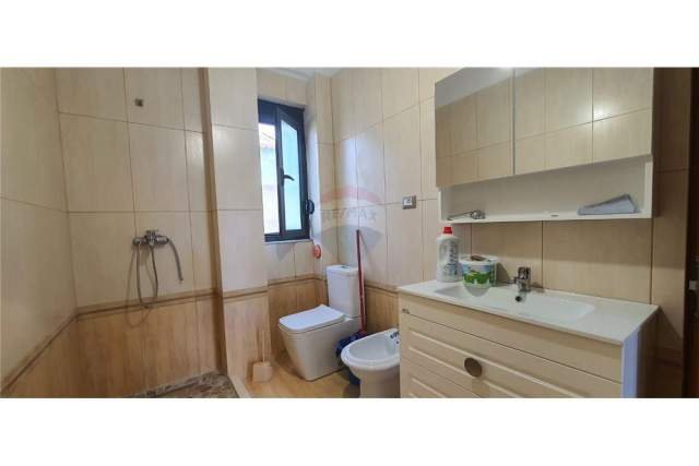 Tirane, jepet me qera apartament 2+1+A Kati 2, 150 m² 400 Euro (5 Maj)