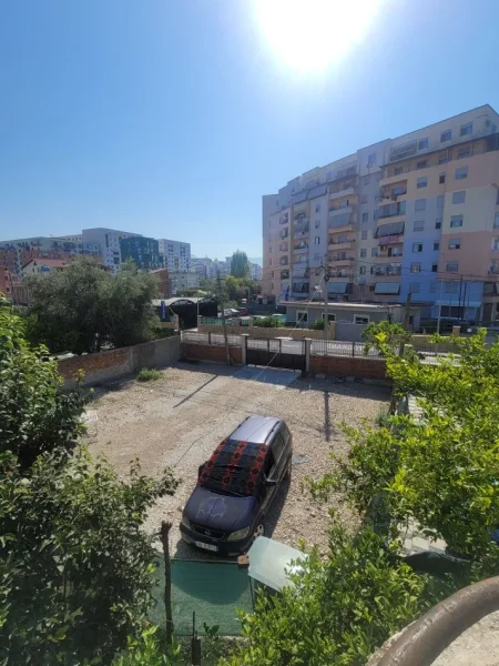 Tirane, jap me qera truall , 310 m² (kasem qafzezi)