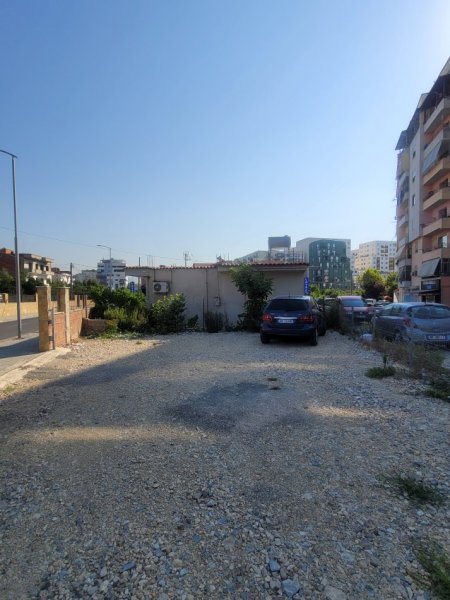 Tirane, jap me qera truall , 310 m² (kasem qafzezi)