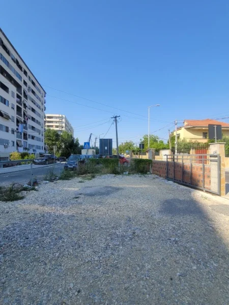 Tirane, jap me qera truall , 310 m² (kasem qafzezi)