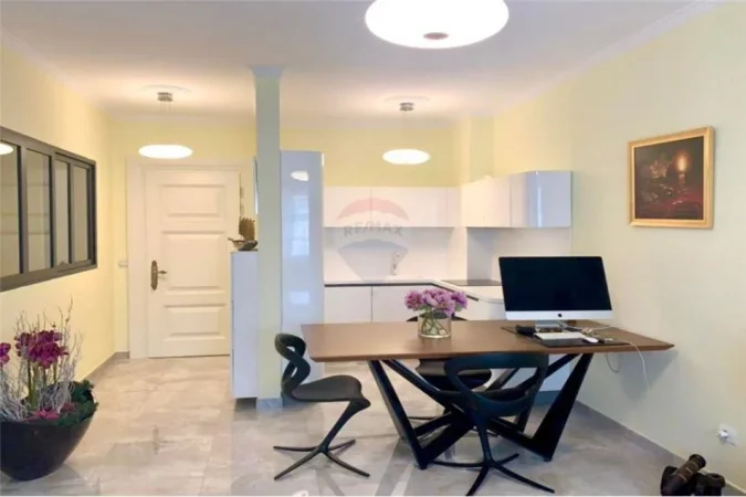 Tirane, jepet me qera apartament 2+1 Kati 6, 600 € (Ish Parku Autobuzave)