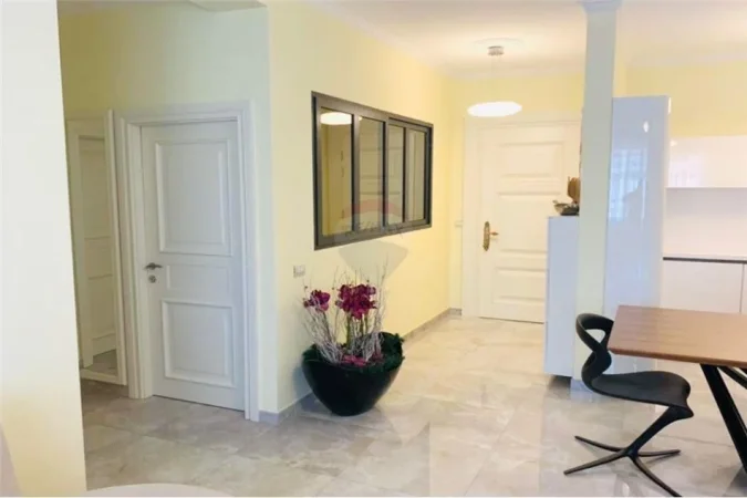 Tirane, jepet me qera apartament 2+1 Kati 6, 600 € (Ish Parku Autobuzave)