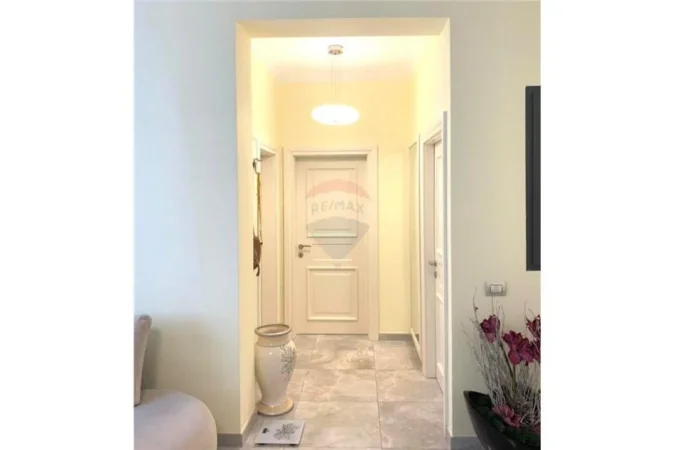 Tirane, jepet me qera apartament 2+1 Kati 6, 600 € (Ish Parku Autobuzave)