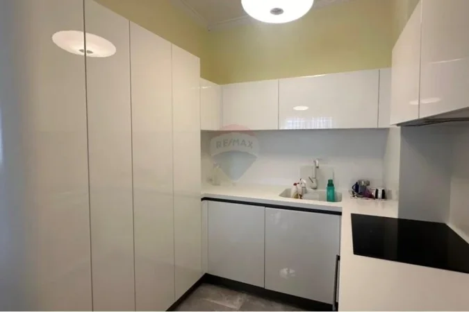 Tirane, jepet me qera apartament 2+1 Kati 6, 600 € (Ish Parku Autobuzave)