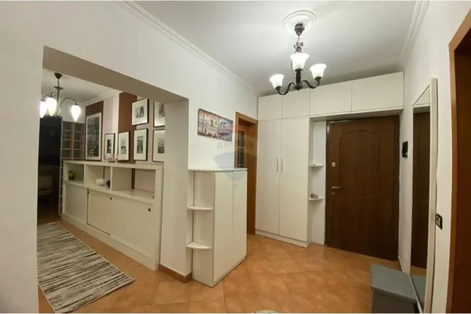 Tirane, jepet me qera apartament 3+1 , 114 m² 700 € (Frosina Plaku - 21 Dhjetori,)