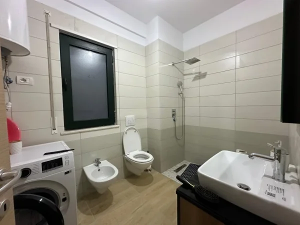 Tirane, jepet me qera apartament 2+1 Kati 4, 105 m² 600 € (UNAZA E RE)