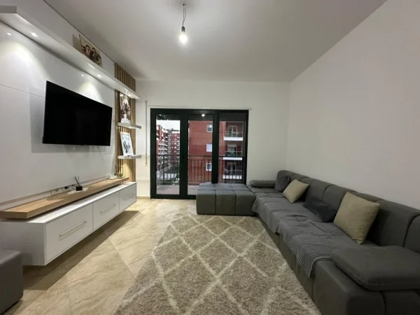 Tirane, jepet me qera apartament 2+1 Kati 4, 105 m² 600 € (UNAZA E RE)