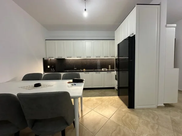 Tirane, jepet me qera apartament 2+1 Kati 4, 105 m² 600 € (UNAZA E RE)