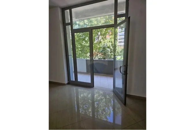 Tirane, jepet me qera ambjent biznesi Kati 1, 120 m² 800 € (JEPET AMBJENT BISNESI ME QIRA PERBALL DELIORGJIT)