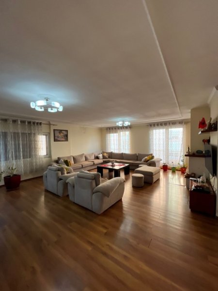 Tirane, shitet apartament duplex 3+1+Ballkon Kati 3, 149 m² 315.000 € (Rruga Dritan Hoxha)