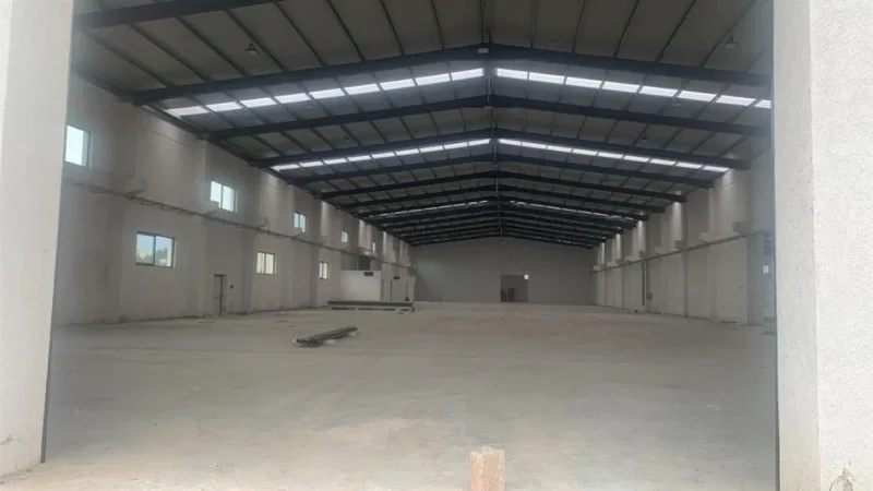 Tirane, jepet me qera magazine Kati 0, 2.330 m² 7.000 € (Kamez)