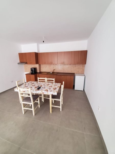 Tirane, jepet me qera apartament 3+1 Kati 3, 130 m² 500 € (rruga 3 Deshmoret)