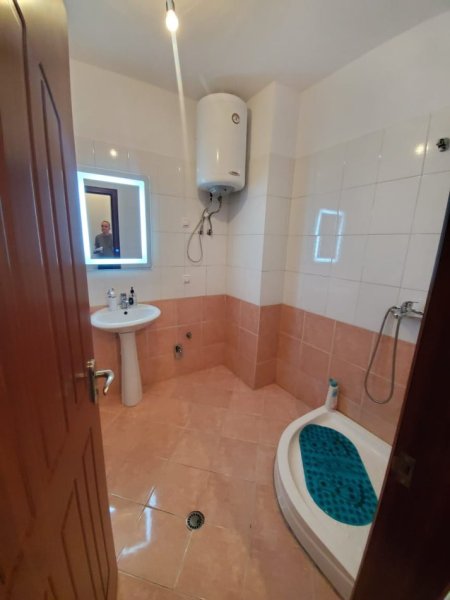 Tirane, jepet me qera apartament 3+1 Kati 3, 130 m² 500 € (rruga 3 Deshmoret)